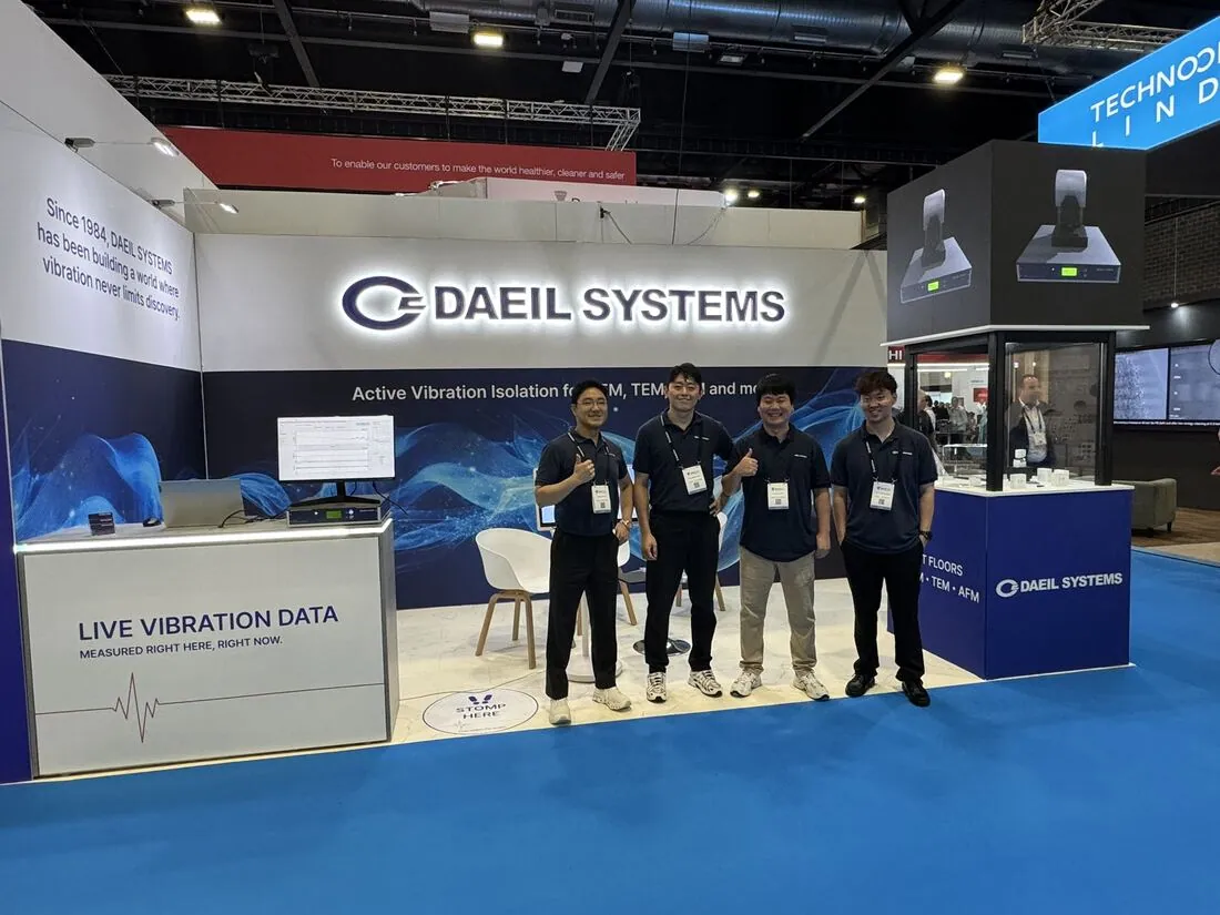 The team in front of the LIVE VIBRATION DATA counter.